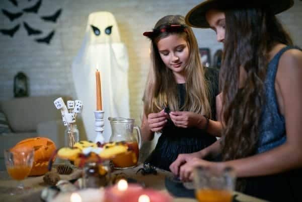 Simple Halloween Crafts For All Ages: Spooky Fun For Everyone 1 Halloween crafts